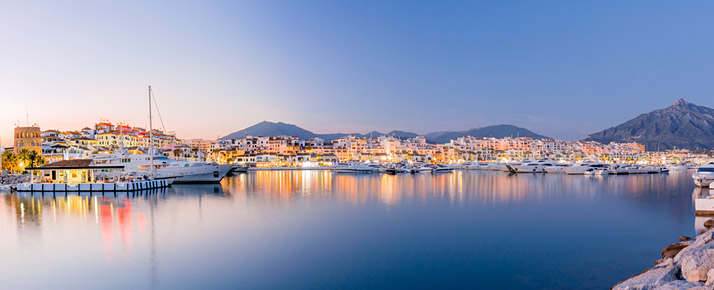 Beleuchteter Hafen von Marbella