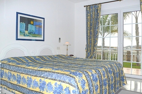 Schlafzimmer mit Zugang zur Terrasse