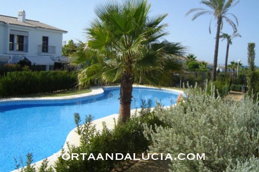 Poollandschaft und Garten