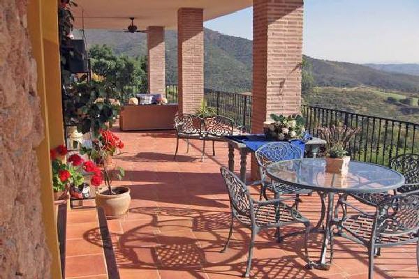 Großflächige Terrasse mit Ausblick