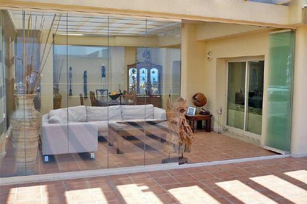 Wohnbereich mit Glasfront getrennt zur großflächigen Terrasse