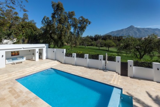 Äußerst moderne Luxusvilla mit Pool und wundervoller Architektur