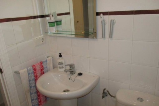 Eines der Badezimmer mit Waschbecken