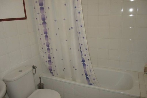 Eines der Badezimmer mit Badewanne