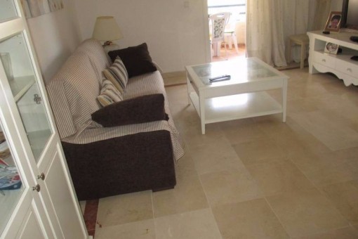 Das Wohnzimmer mit direktem Zugang zur Terrasse