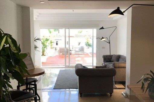 Das Wohnzimmer mit Ausgang zur Terrasse 