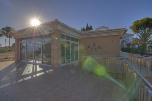Bildhübsche Villa am Meer kaufen mit beheizbarem Pool exzellente Bauqualität made in Germany