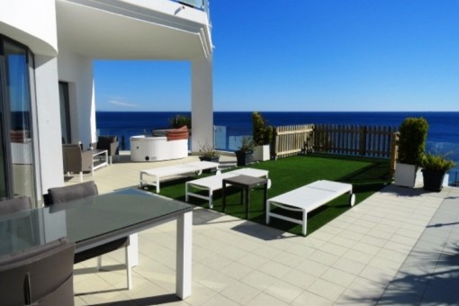 Moderne Luxusvilla zum Verkauf oberhalb vom Strand mit Pool, Jacuzzi und Riesenterrasse