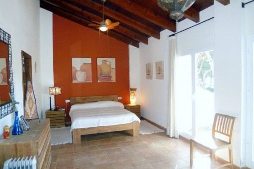 Großes Schlafzimmer mit Doppelbett