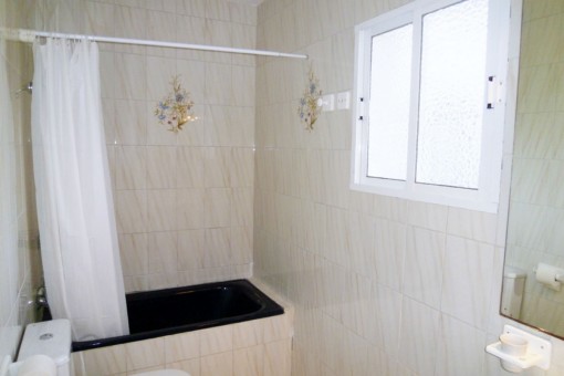 Helles und modernes Badezimmer