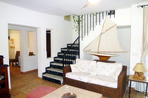 Wohnzimmer mit Treppe zur ersten Etage