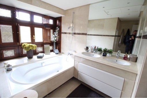 Design Bathroom with bathtubBadezimmer mit Badewanne