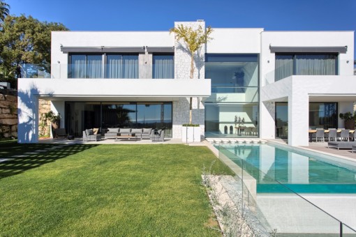 Moderne, hochwertige Neubauvilla mit Panoramablick in La Alqueria, Benahavis