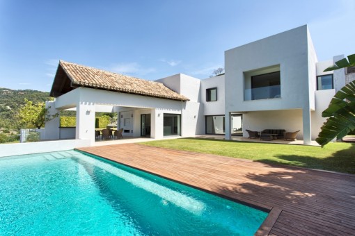 Moderne, offene Villa im Los Arqueros Golf Resort an der Ronda in Benahavis