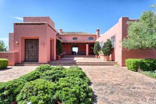 Schöne und gemütliche auf der Spitze eines Hügels gelegene Qualitätsvilla mit atemberaubender Aussicht in Marbella Club Golf Resort, Benahavis.