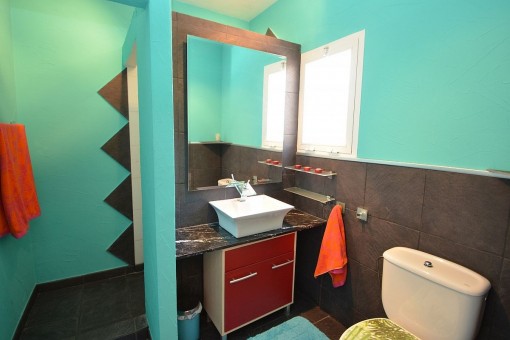 Ein weiteres Badezimmer mit Waschbecken und großem Spiegel