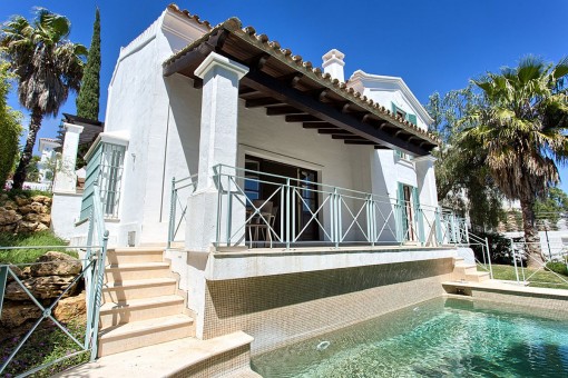 Traditionelle Villa mit Blick auf den Golfplatz und die Berge in Mijas