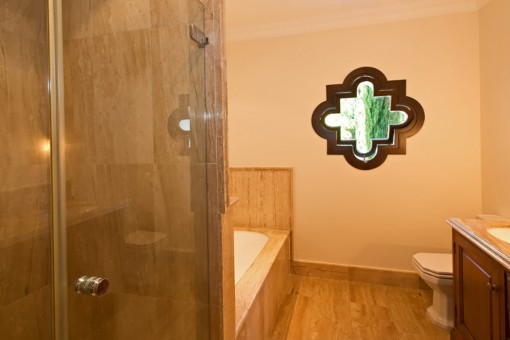 Badezimmer mit Dusche und Badewanne