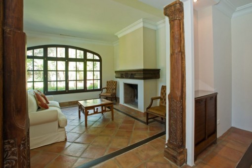 Lounge mit kamin und Sofa