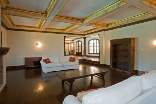 Gemütliches Wohnzimmer mit Holztisch