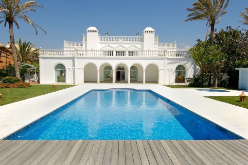 Villa im arabischen Stil in erster Meereslinie in Marbella