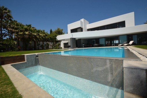 Moderne Designer-Villa direkt am Strand in Los Monteros, Marbella