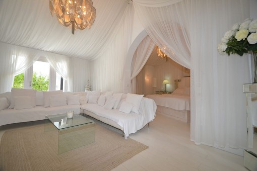 Große Hauptschlafzimmer-Suite in weiß