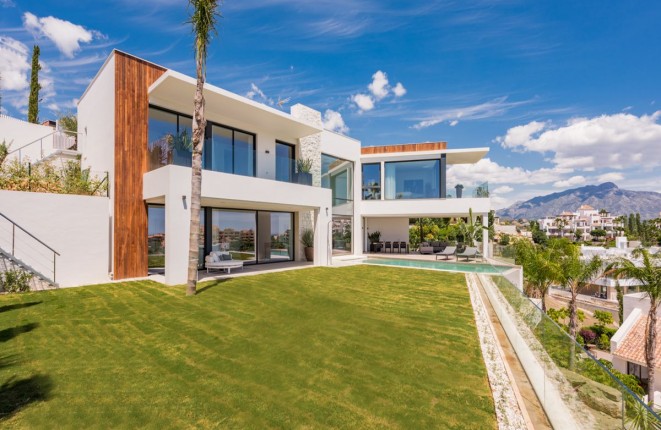 Spektakuläre moderne Villa in Las Alquerias, Benahavis, mit herrlicher Aussicht