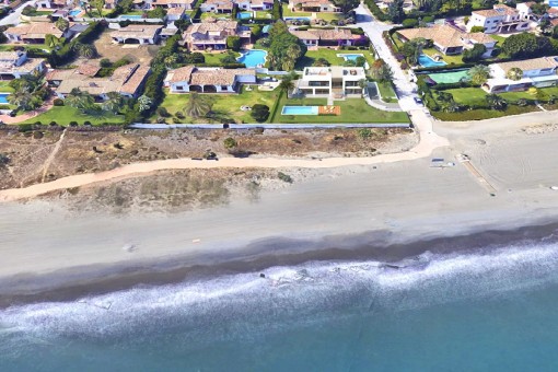 Bezugsfertiges Designer-Villaprojekt direkt am Strand an der New Golden Mile, Estepona