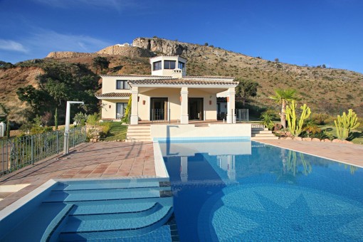 Atemberaubende Villa auf einem beeindruckenden Grundstück mit Meerblick in Benahavis