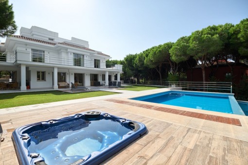 Hochwertige, geräumige Neubauvilla in ruhiger Wohnlage in Marbella Ost