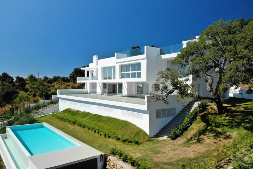 Brandneue moderne Villa mit spektakulärer Aussicht in La Mairena, Marbella