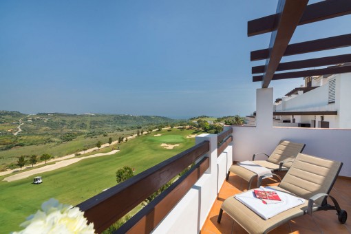Schöne Wohnung im mittleren Stockwerk in einem Golf Resort mit Meerblick in Estepona