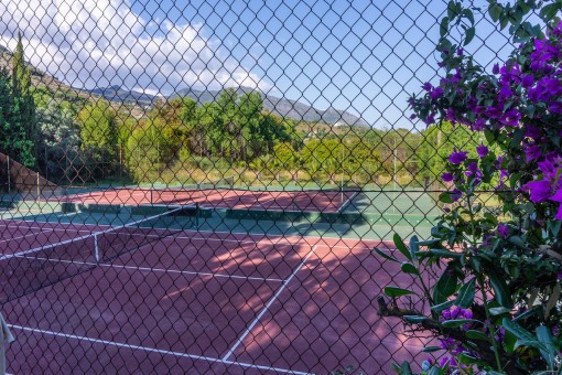 Ein Tennisplatz gehört zum Außenbereich