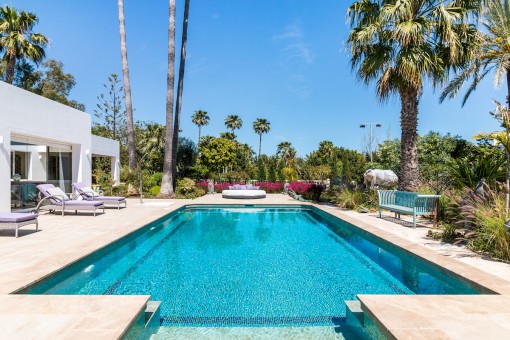 Herrliche Villa mit großem Garten in Estepona