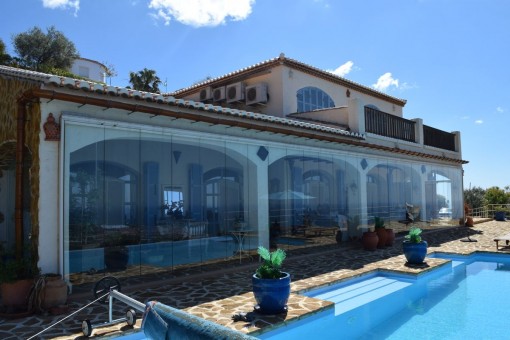 Luxuriöse Finca mit Infinity-Pool und Panoramablick in Arenas