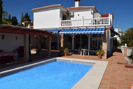 Herrliche Villa mit sonniger Terrasse und Pool in Benajarafe