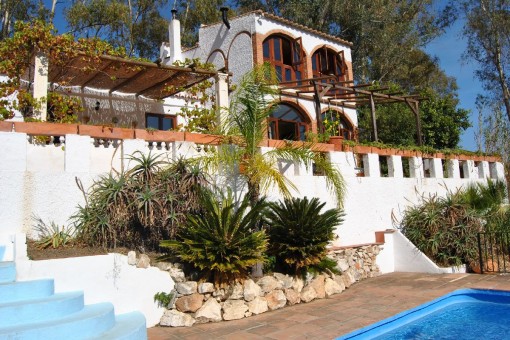 Finca auf einem wunderschönem Grundstück mit verschiedenen Terrassen, Pool und altem Baumbestand in Cómpeta