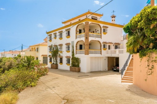 Beeindruckende Villa, die derzeit als Einfamilienhaus genutzt wird mit einem vollständig lizenzierten Ferienvermietungsunternehmen in Benajarafe, Málaga