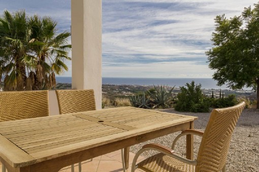 Schöne Villa mit Panoramameerblick und kurzer Entfernung zum Strand in Alamayate, Málaga
