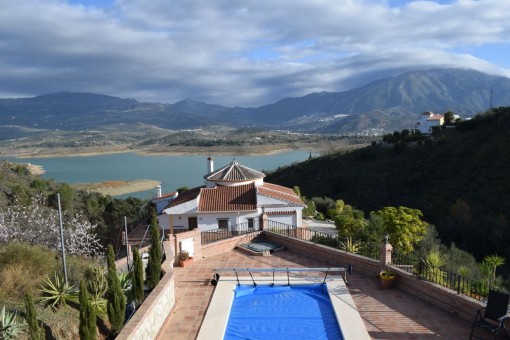 Großes Landhaus mit separatem Gästeapartment und Seeblick in Viñuela, Málaga
