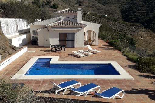 Hervorragende Villa mit Pool in erhöhter Lage mit spektakulärem Meer- und Bergblick in Arenas