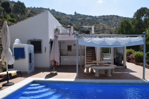 Attraktive Villa in der Nähe des Dorfes Sayalonga mit Panoramablick auf das Meer und die Berge