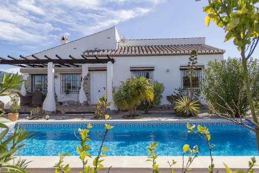 Charmante und gut gebaute Villa mit 3 Schlafzimmern, 2 Bädern, privatem Pool und einem Carport in Canillas de Aceituno