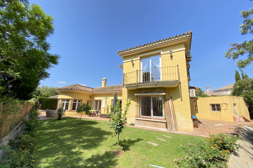 Villa im klassischen Stil in Sotogrande Costa mit Pool, Garten und Garage